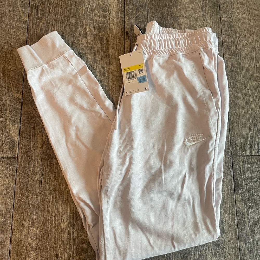 NWT Women’s Nike Light Purple Sweatpants Size Small